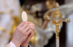 How to Receive Christ With Love in the Eucharist