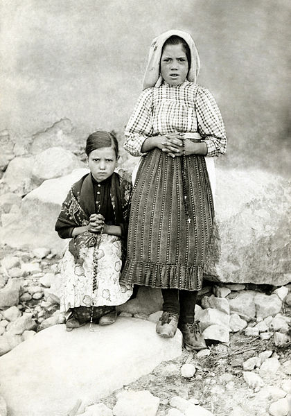 Lúcia dos Santos (standing) with her cousin, Jacinta Marto, 1917 / Wikimedia Commons (Public Domain)
