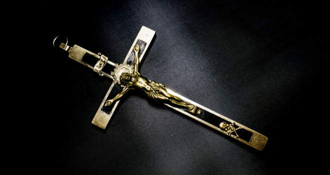 What Are the Images That Surround the Crucifix?